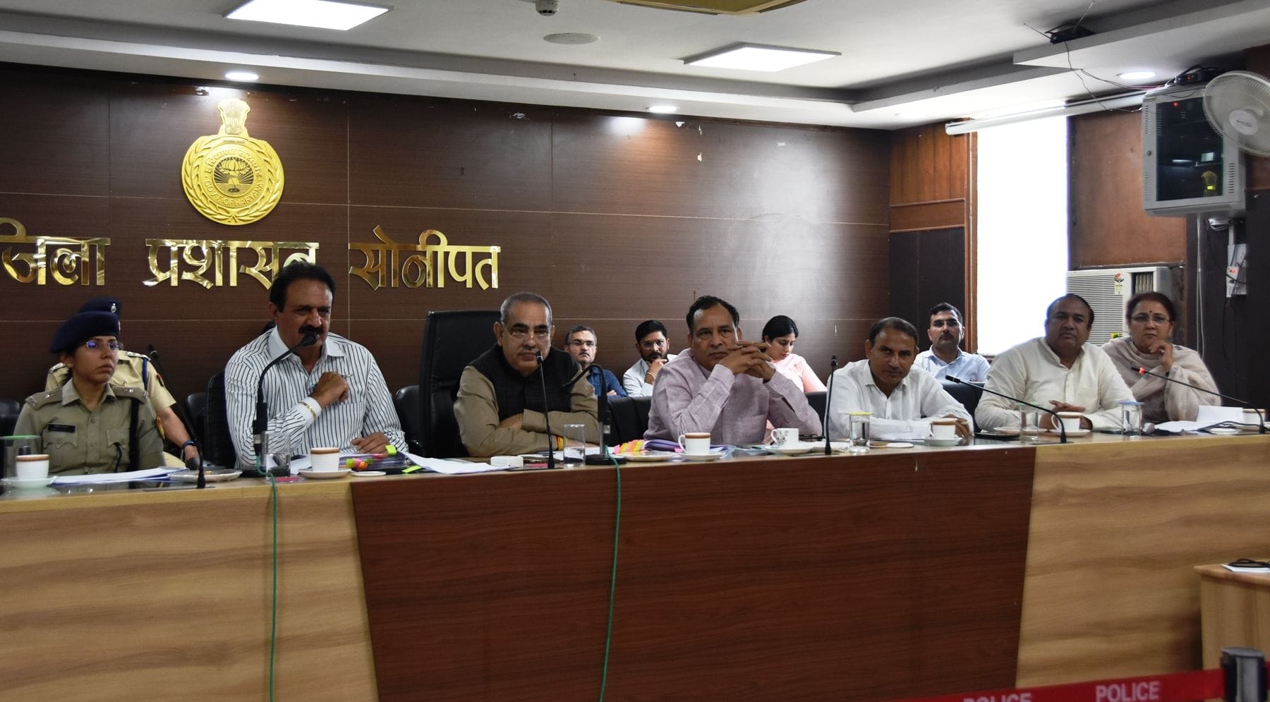 फोटो 30: ऋण की किश्त न चुकाने में असमर्थ बुजुर्ग फफकने के बाद मंत्री के सामने अपनी व्यथा सुनाते फोटो 30: ऋण की किश्त न चुकाने में असमर्थ बुजुर्ग फफकने के बाद मंत्री के सामने अपनी व्यथा सुनाते