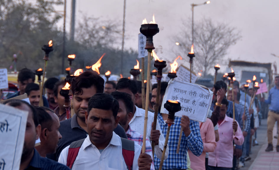 घंटाघर बिजली घर से लेकर कलेक्ट्रेट तक मशाल जुलूस निकालते विद्युत कर्मचारी घंटाघर बिजली घर से लेकर कलेक्ट्रेट तक मशाल जुलूस निकालते विद्युत कर्मचारी