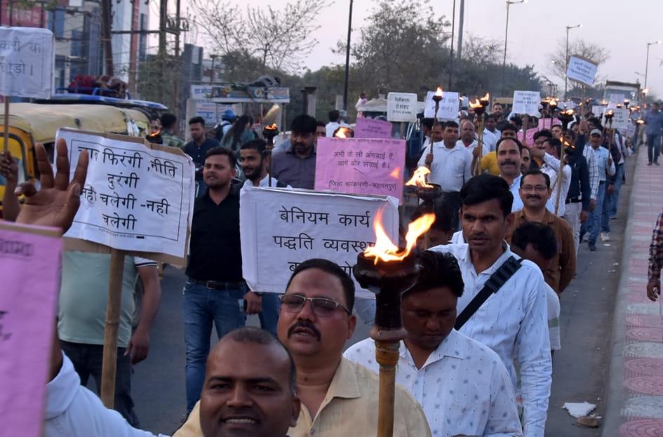 घंटाघर बिजली घर से लेकर कलेक्ट्रेट तक मशाल जुलूस निकालते विद्युत कर्मचारी घंटाघर बिजली घर से लेकर कलेक्ट्रेट तक मशाल जुलूस निकालते विद्युत कर्मचारी