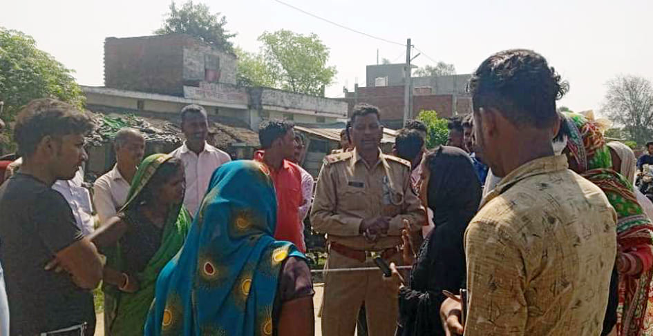 संपूर्णानगर के सुमेरनगर में ग्राहकों को समझाती पुलिस। संपूर्णानगर के सुमेरनगर में ग्राहकों को समझाती पुलिस।