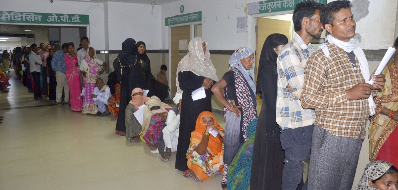 (15 बीडीएन-26)मेडीकल कॉलेज में हड़ताल करते डॉक्टर।संवाद