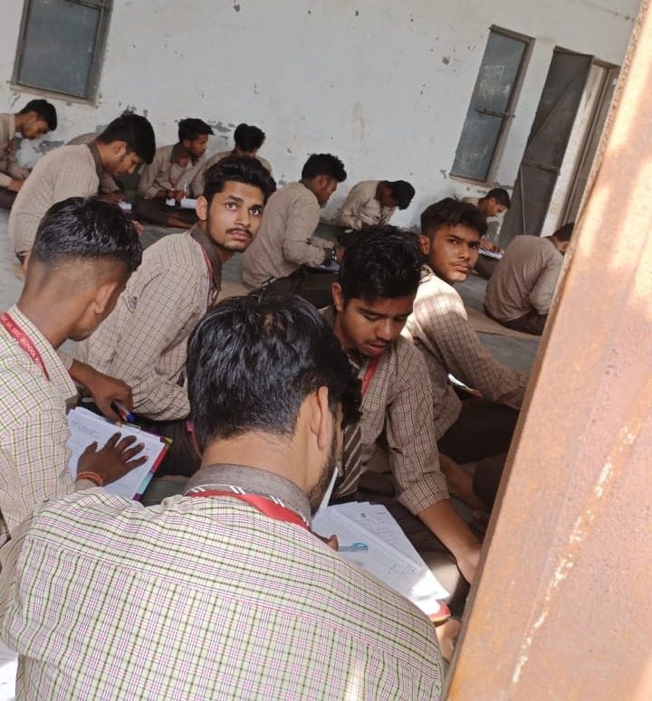 फोटो 27- गोहाना के आर्य वरिष्ठ माध्यमिक विद्यालय में दीवार के पास खड़ी महिला के हाथ पर प्रश्न लि