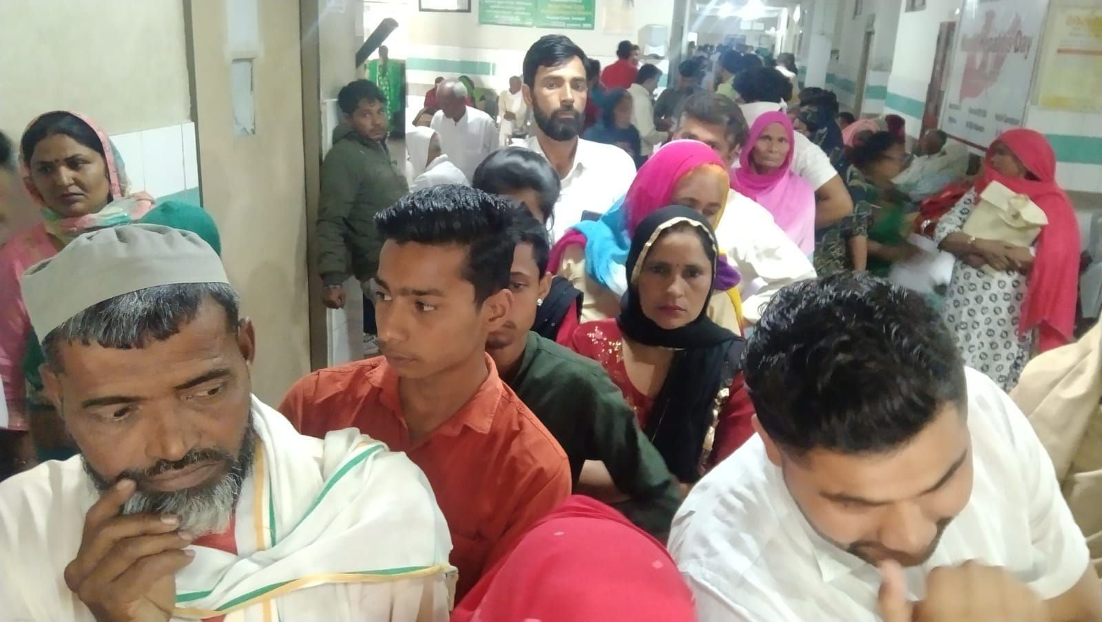 फोटो0 1- महिला मेडिकल कॉलेज अस्पताल की फ्लू ओपीडी में लगी मरीजों की भीड़। संवाद फोटो0 1- महिला मेडिकल कॉलेज अस्पताल की फ्लू ओपीडी में लगी मरीजों की भीड़। संवाद