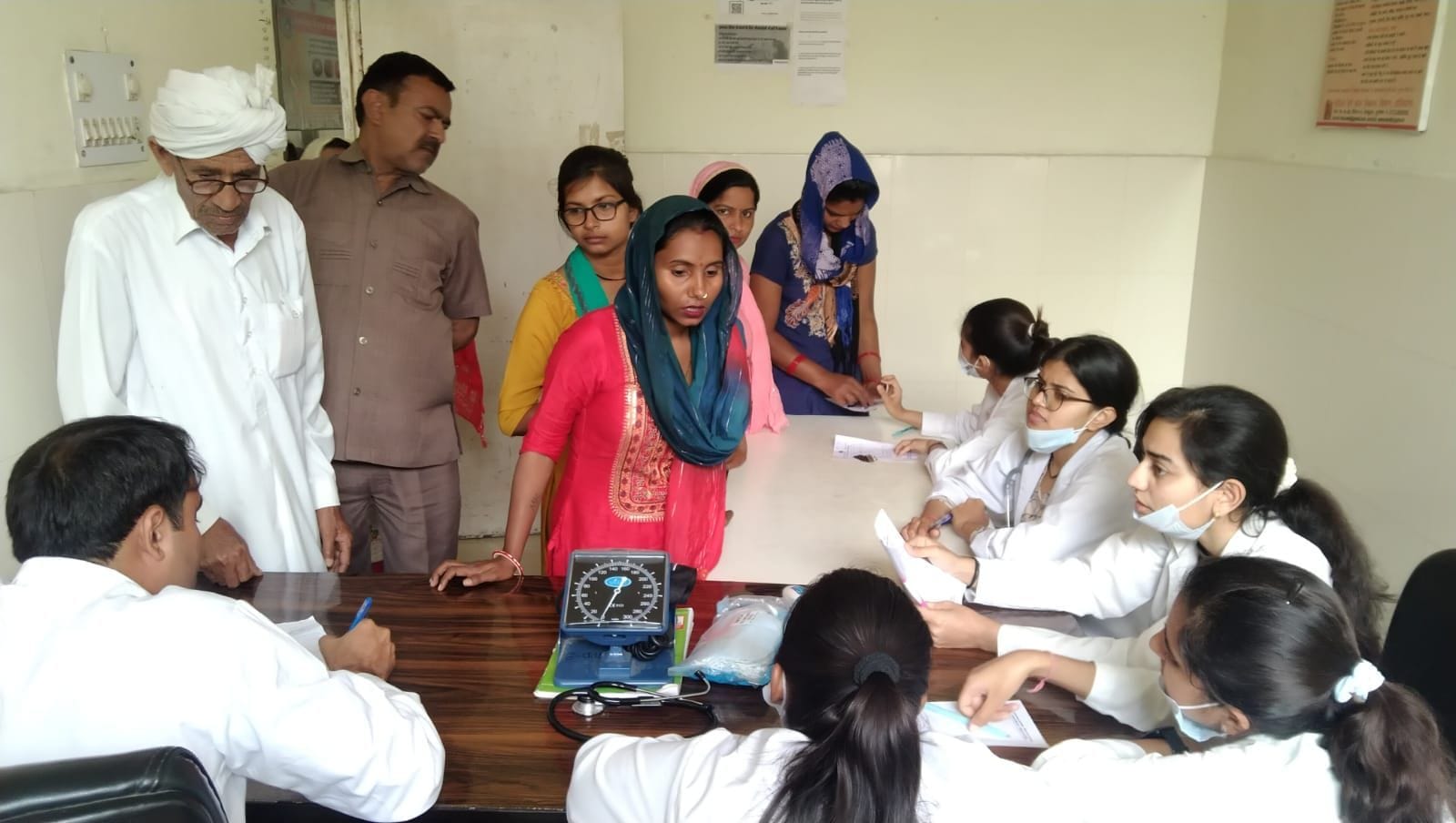 फोटो 01- उपमंडल नागरिक अस्पताल के फ्लू ओपीडी में मरीजों की जांच करते चिकित्सक। संवाद फोटो 01- उपमंडल नागरिक अस्पताल के फ्लू ओपीडी में मरीजों की जांच करते चिकित्सक। संवाद