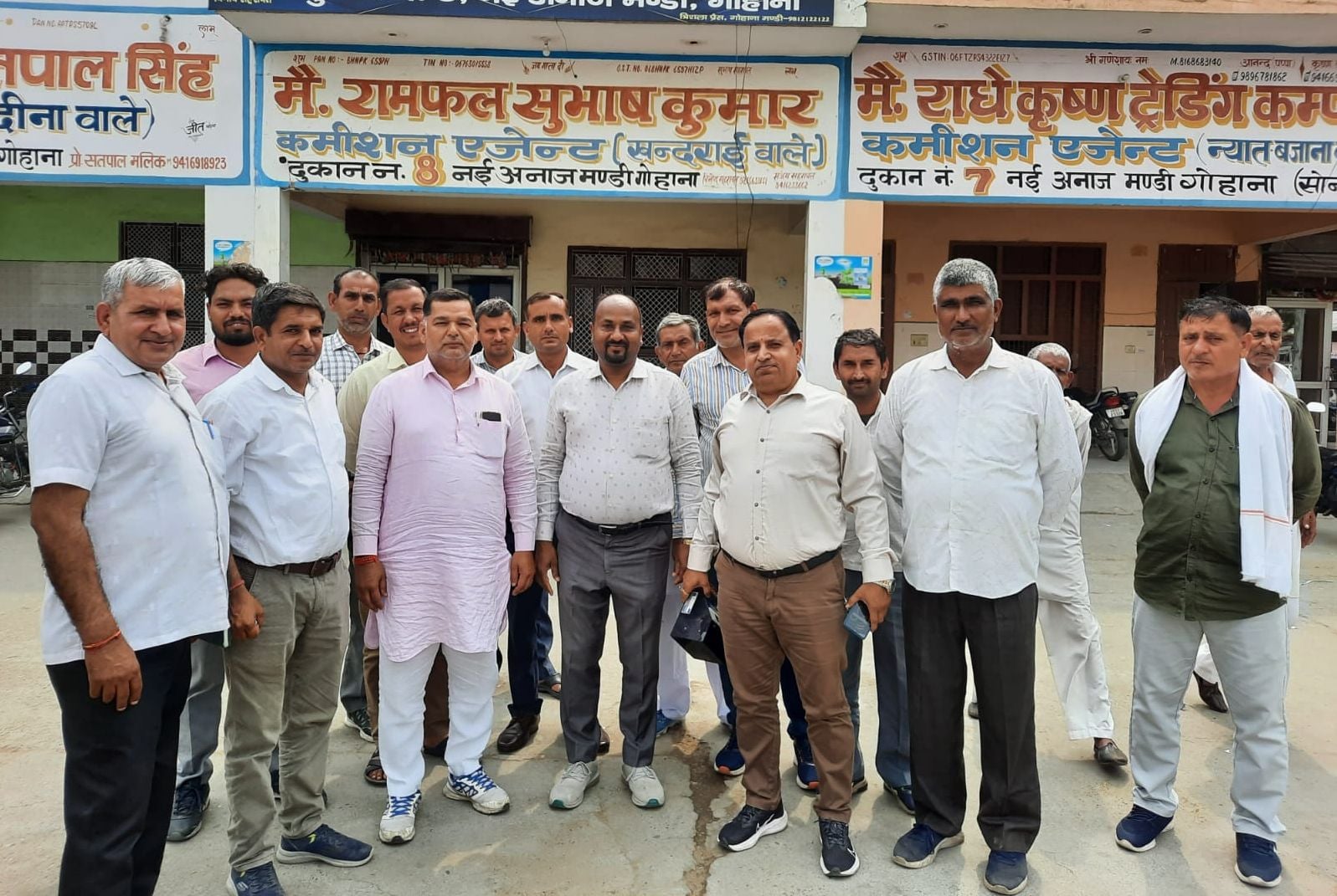 फोटो 06- गोहाना अनाज मंडी में बैठक के बाद आढ़तियों के साथ हैफेड के डीएम उमाकांत शर्मा व अन्य। फोटो 06- गोहाना अनाज मंडी में बैठक के बाद आढ़तियों के साथ हैफेड के डीएम उमाकांत शर्मा व अन्य।