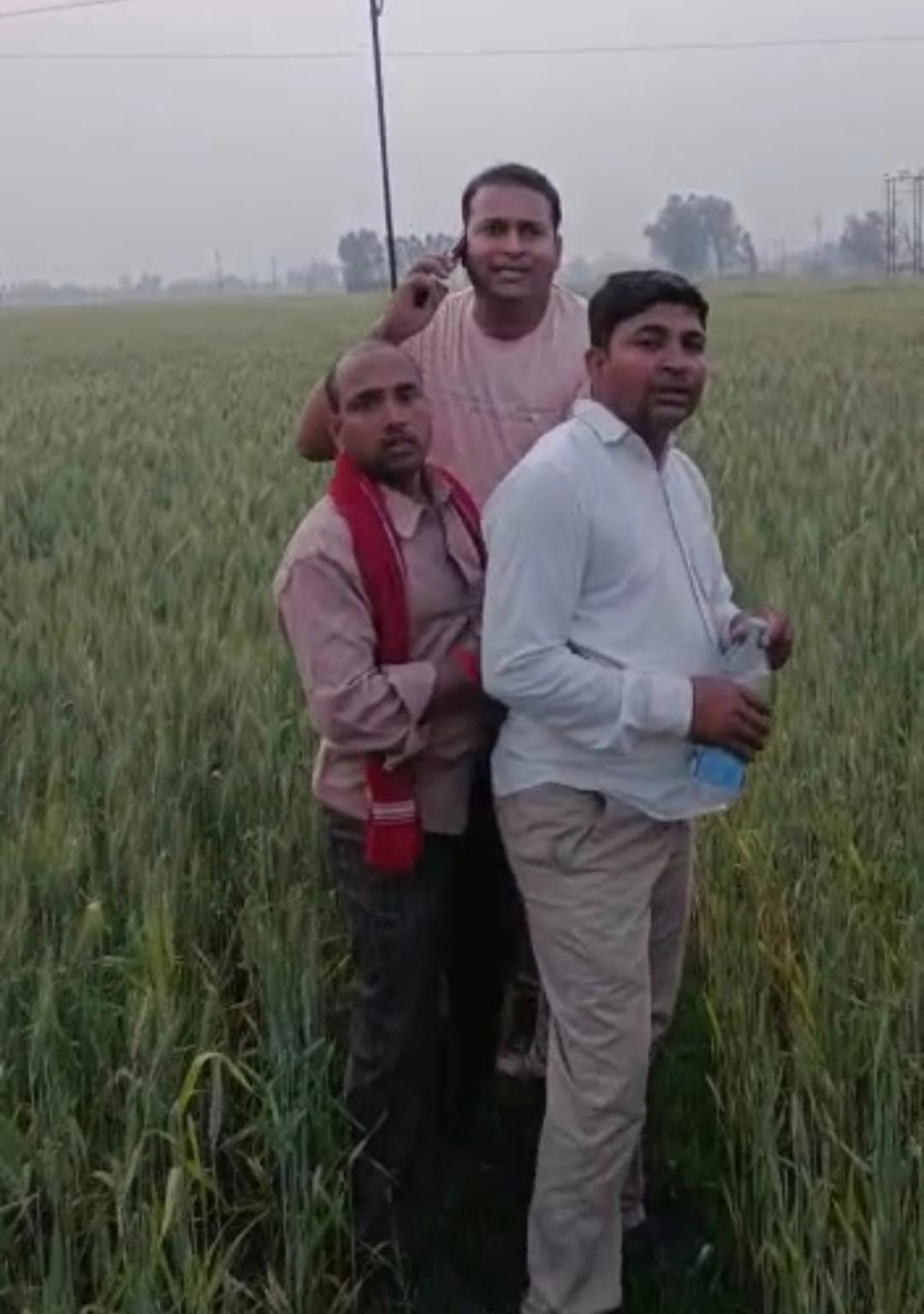 सदर कोतवाली में बैठाए गए एसडीओ और अन्य बिजली कर्मी। सदर कोतवाली में बैठाए गए एसडीओ और अन्य बिजली कर्मी।