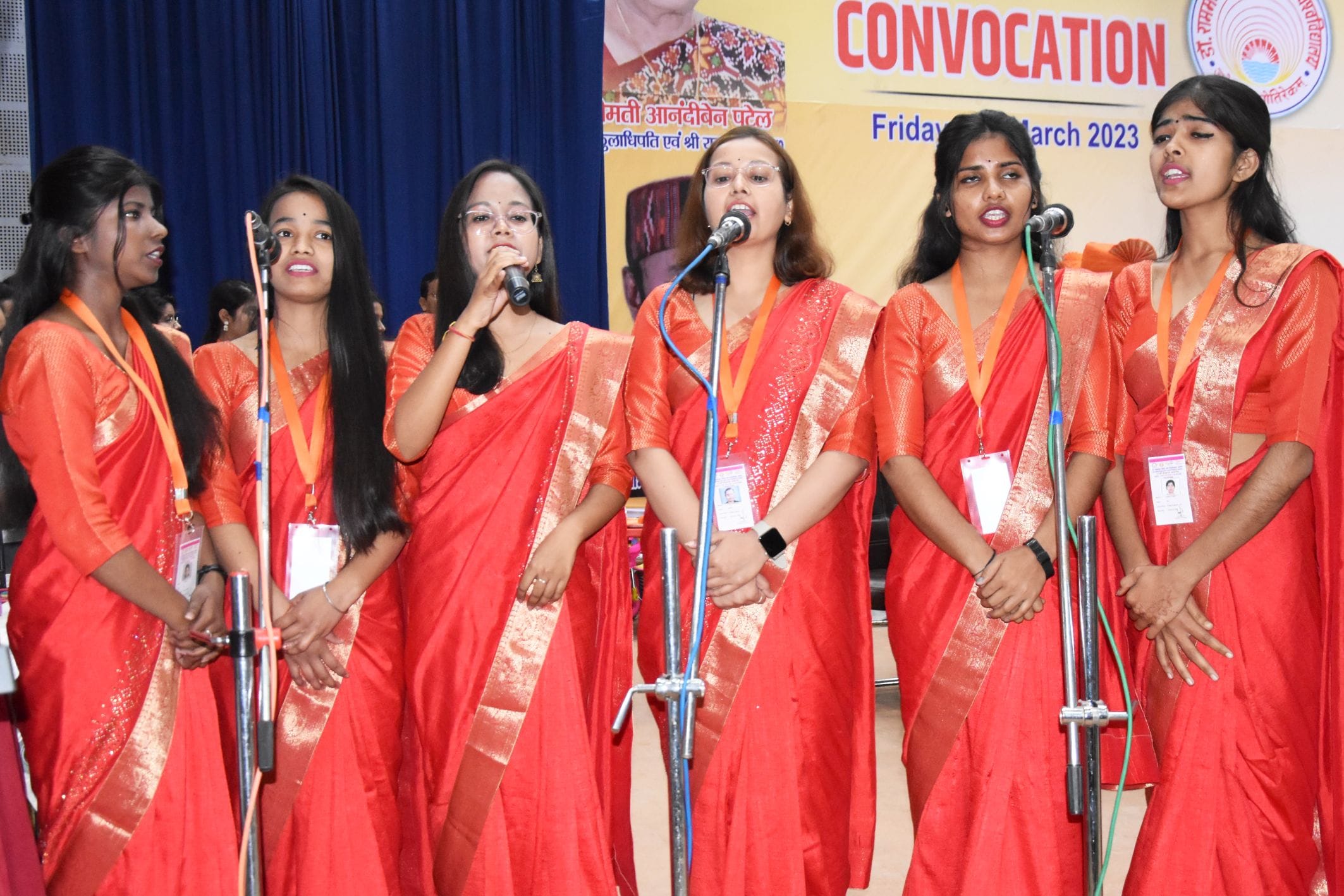 12-अवध विवि में शुक्रवार को आयोजित दीक्षांत समारोह में गोल्ड मेडल मिलने के बाद उत्साहित मुद्रा 