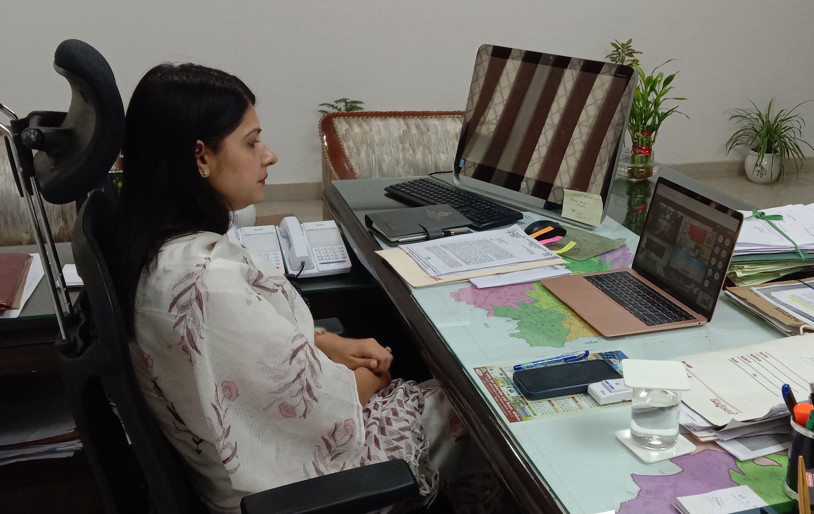 फोटो 04: अपने कार्यालय में वीडियो कांफ्रेंस के दौरान अतिरिक्त उपायुक्त अंकिता चौधरी। संवाद फोटो 04: अपने कार्यालय में वीडियो कांफ्रेंस के दौरान अतिरिक्त उपायुक्त अंकिता चौधरी। संवाद