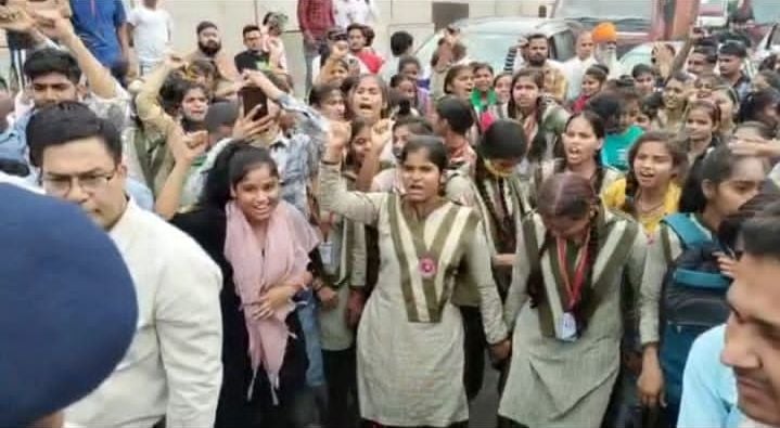 फोटो 18- कुंडली में राष्ट्रीय राजमार्ग-44 पर जाम लगाकर नारेबाजी करती छात्राएं। संवाद