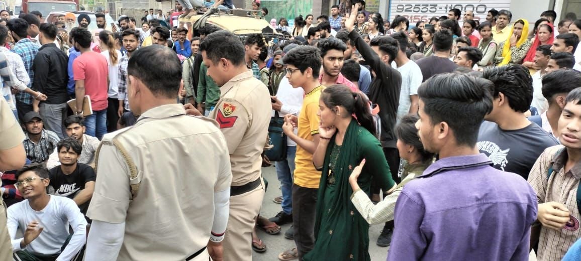 फोटो 18- कुंडली में राष्ट्रीय राजमार्ग-44 पर जाम लगाकर नारेबाजी करती छात्राएं। संवाद