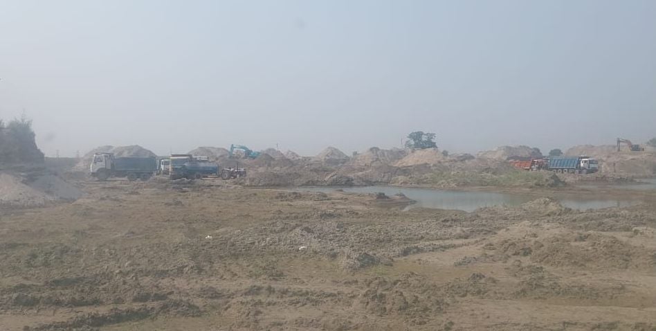 फोटो 43: यमुना में ग्यासपुर-रसूलपुर के पास किया जा रहा खनन। फोटो 43: यमुना में ग्यासपुर-रसूलपुर के पास किया जा रहा खनन।