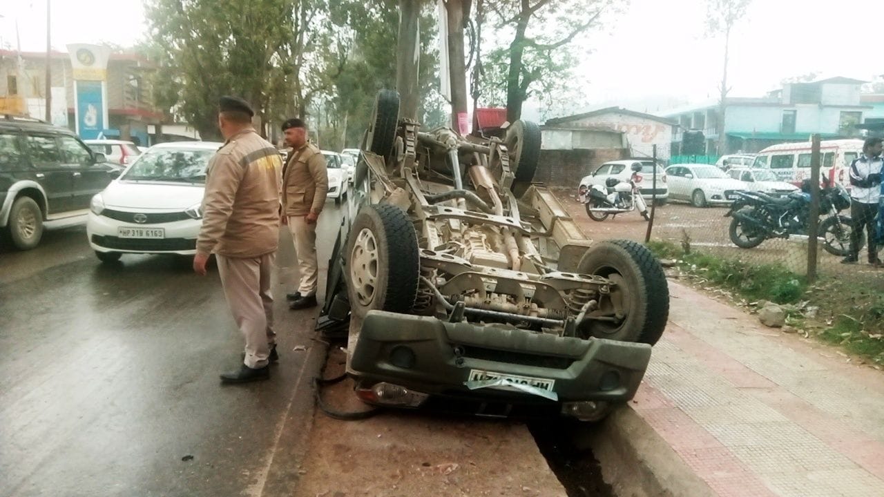 सुंदरनगर के सलाह में शनिवार को सड़क में पलटी जीप। सुंदरनगर के सलाह में शनिवार को सड़क में पलटी जीप।