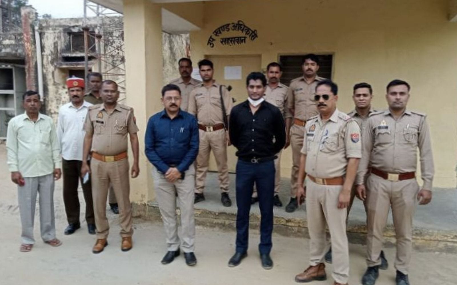 (18 बीडीएन-11)विद्युत कार्यालय पर धरने पर बैठे संविदा कर्मी।संवाद (18 बीडीएन-11)विद्युत कार्यालय पर धरने पर बैठे संविदा कर्मी।संवाद