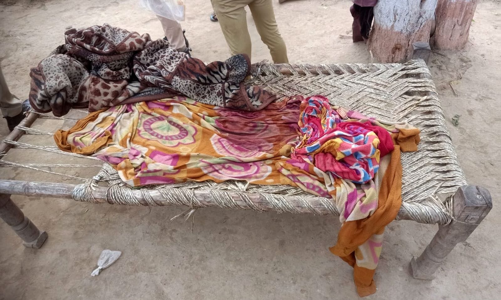 (18 बीडीएन-21)जरीफनगर के दहगवां में घटना की जानकारी लेते सहसवान सीओ चन्द्रपाल सिंह।संवाद (18 बीडीएन-21)जरीफनगर के दहगवां में घटना की जानकारी लेते सहसवान सीओ चन्द्रपाल सिंह।संवाद