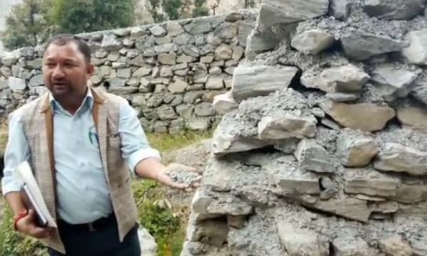 बागेश्वर के सीरी निर्माणाधीन सड़क की दीवार से सीमेंट निकालकर दिखाते क्षेत्र प्रमुख गोविंद सिंह बागेश्वर के सीरी निर्माणाधीन सड़क की दीवार से सीमेंट निकालकर दिखाते क्षेत्र प्रमुख गोविंद सिंह
