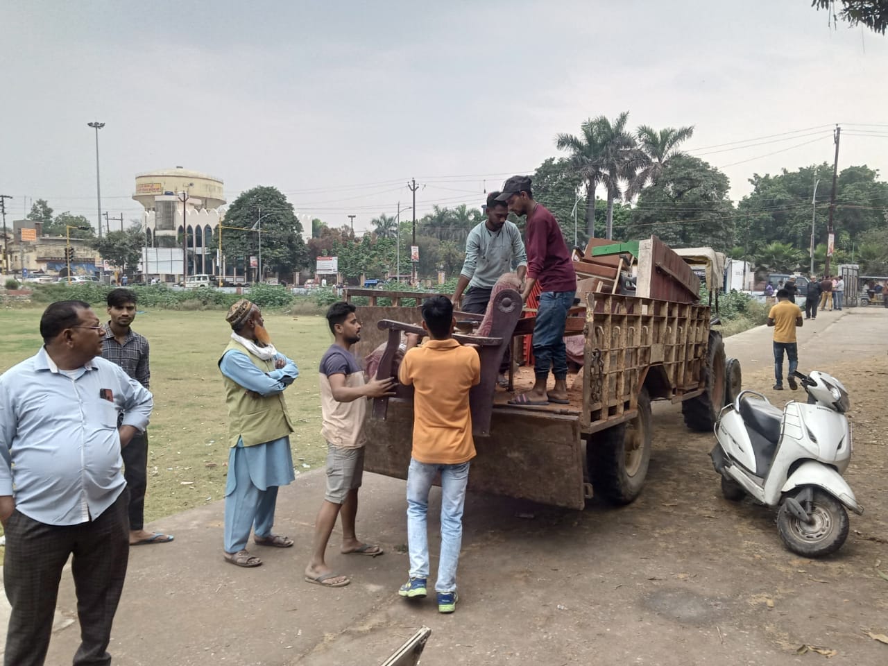हॉकी क्लब में मौजूद सिटी मजिस्ट्रेट आशीष सिंह व अपर नगर आयुक्त एसके सिंह हॉकी क्लब में मौजूद सिटी मजिस्ट्रेट आशीष सिंह व अपर नगर आयुक्त एसके सिंह