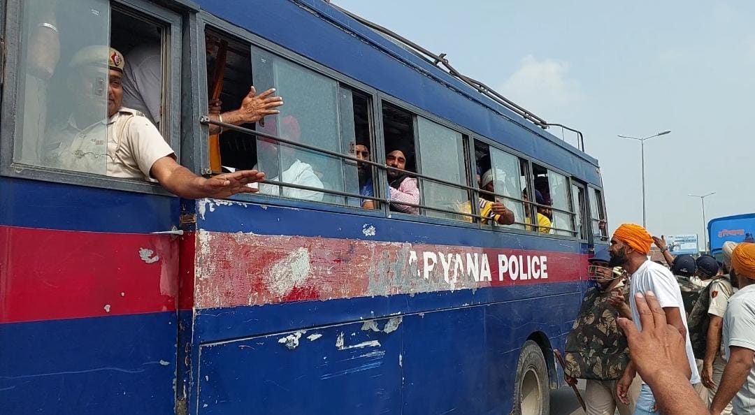 मोरीवाला में नेशनल हाईवे पर धरना देकर बैठे अमृतपाल के समर्थक। संवाद मोरीवाला में नेशनल हाईवे पर धरना देकर बैठे अमृतपाल के समर्थक। संवाद