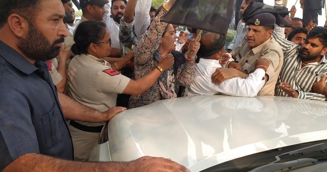 माधोसिंघाना में सांसद सुनीता दुग्गल को काले झंडे दिखाने के लिए खड़े सरपंच। संवाद माधोसिंघाना में सांसद सुनीता दुग्गल को काले झंडे दिखाने के लिए खड़े सरपंच। संवाद