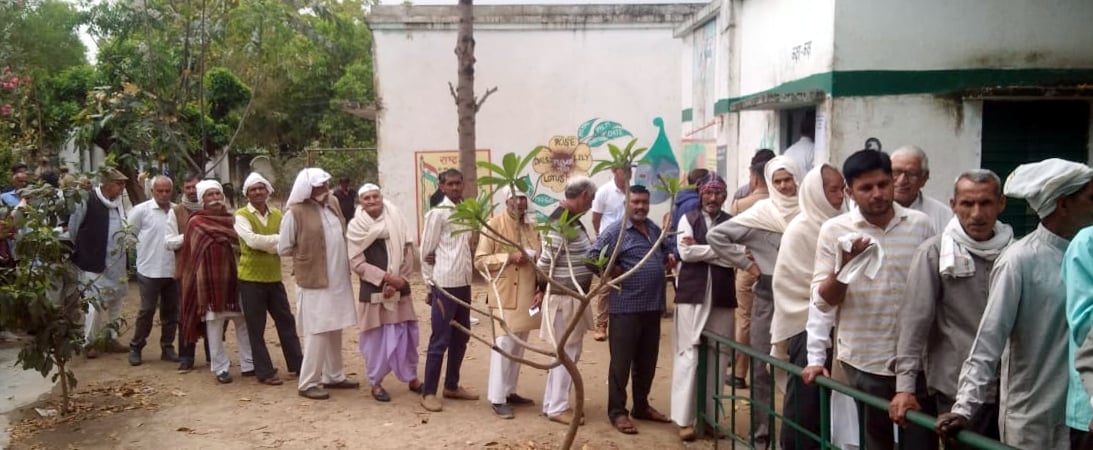 नींदडू में मतदान के लिए लगी लाइन।