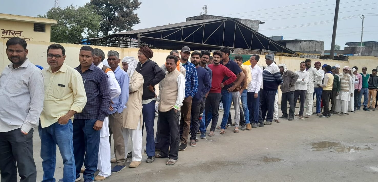 नींदडू में मतदान के लिए लगी लाइन।