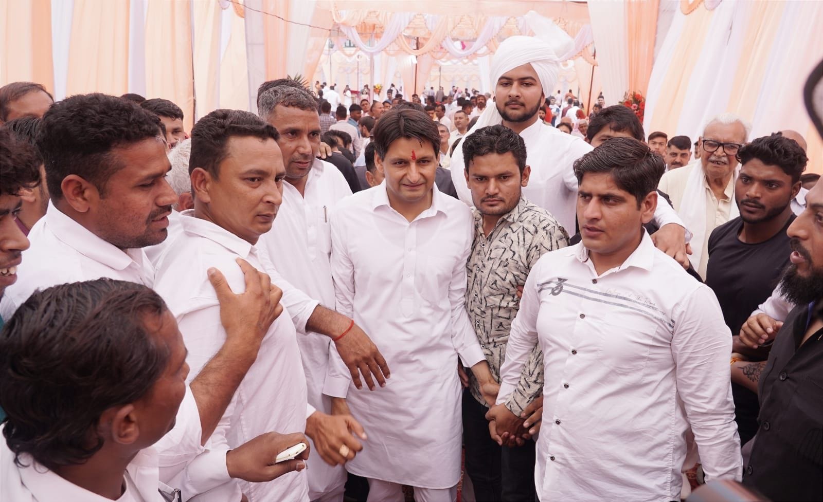 फोटो 38- सोनीपत के सेक्टर-8 स्थित कार्यक्रम में पहुंचे सांसद का स्वागत करते कार्यकर्ता। फोटो 38- सोनीपत के सेक्टर-8 स्थित कार्यक्रम में पहुंचे सांसद का स्वागत करते कार्यकर्ता।