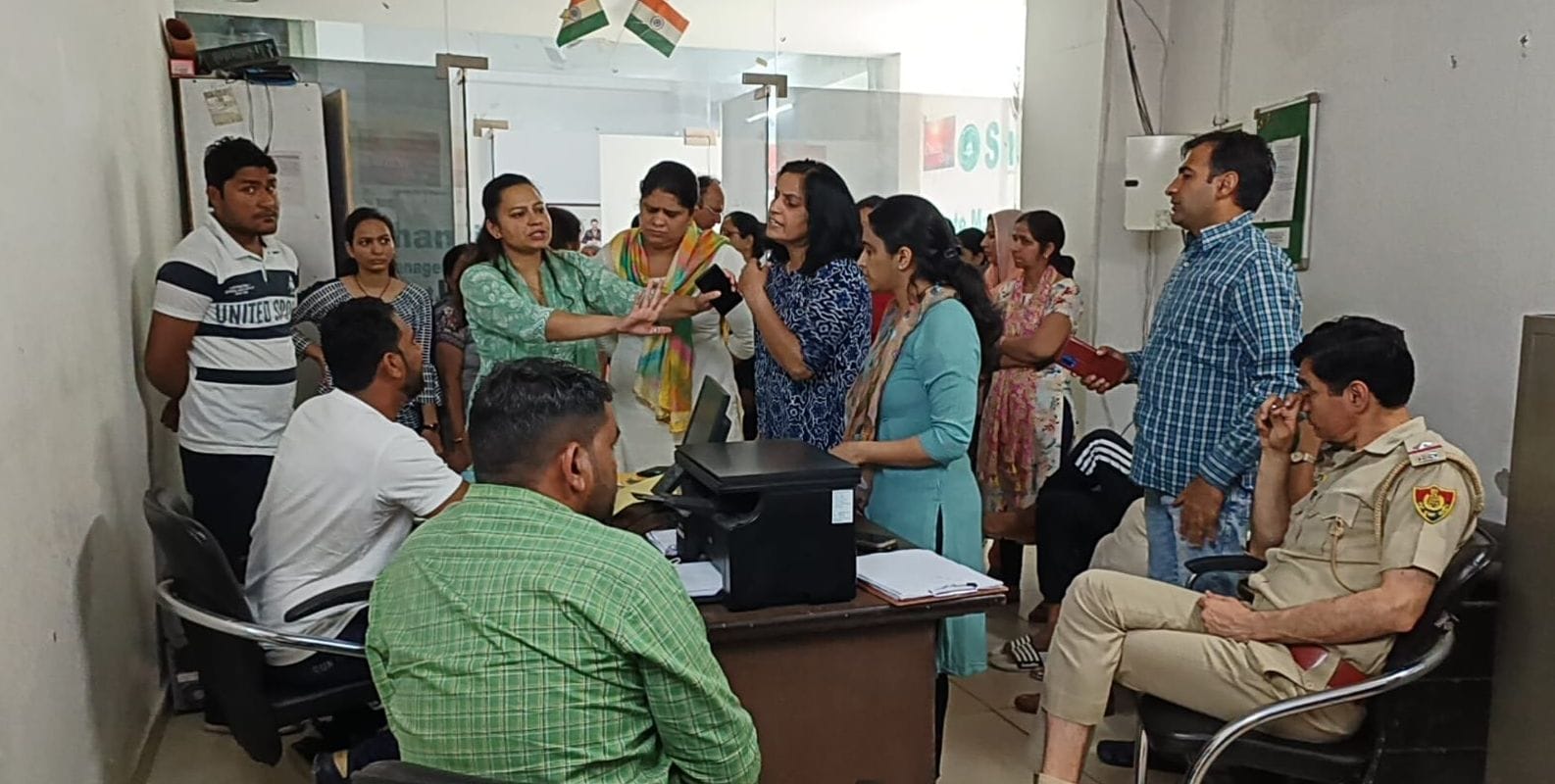 फोटो 43- गांव कुमासपुर स्थित ओमेक्स सिटी में बिल्डर कंपनी के कार्यालय में मैनेजर के सामने रोष ज फोटो 43- गांव कुमासपुर स्थित ओमेक्स सिटी में बिल्डर कंपनी के कार्यालय में मैनेजर के सामने रोष ज