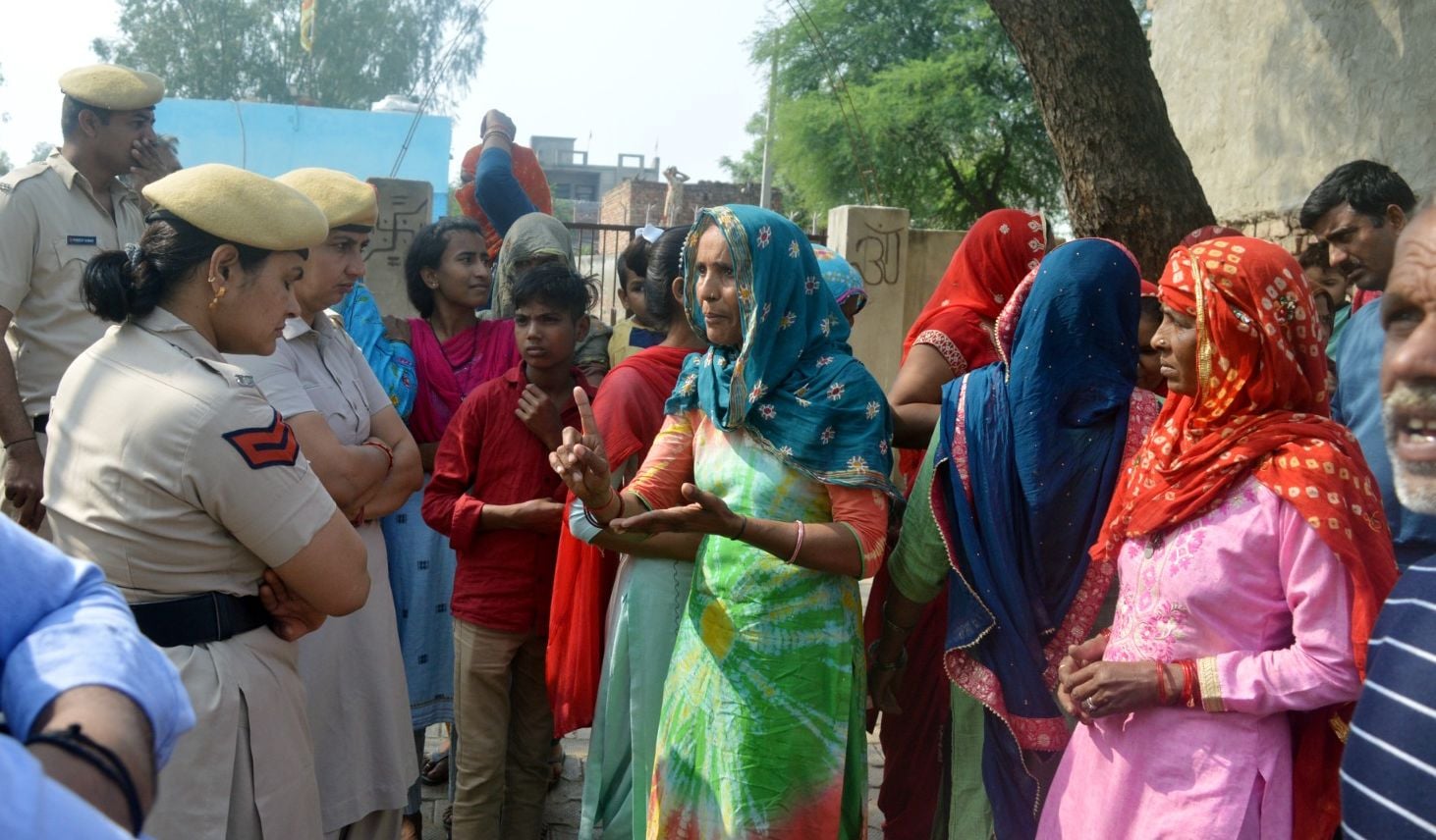 लाइनपार दिनोद रोड जीतुवाला बूस्टर के गेट पर ताला जड़ने पर महिलाओं को समझाने का प्रयास करते अधिका लाइनपार दिनोद रोड जीतुवाला बूस्टर के गेट पर ताला जड़ने पर महिलाओं को समझाने का प्रयास करते अधिका