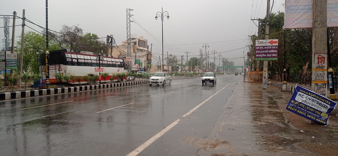 इस्माईलाबाद। बारिश के चलते बिछी गेहूं की फसल खेत में भरा पानी। इस्माईलाबाद। बारिश के चलते बिछी गेहूं की फसल खेत में भरा पानी।