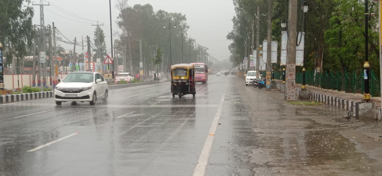 इस्माईलाबाद। बारिश के चलते बिछी गेहूं की फसल खेत में भरा पानी। इस्माईलाबाद। बारिश के चलते बिछी गेहूं की फसल खेत में भरा पानी।
