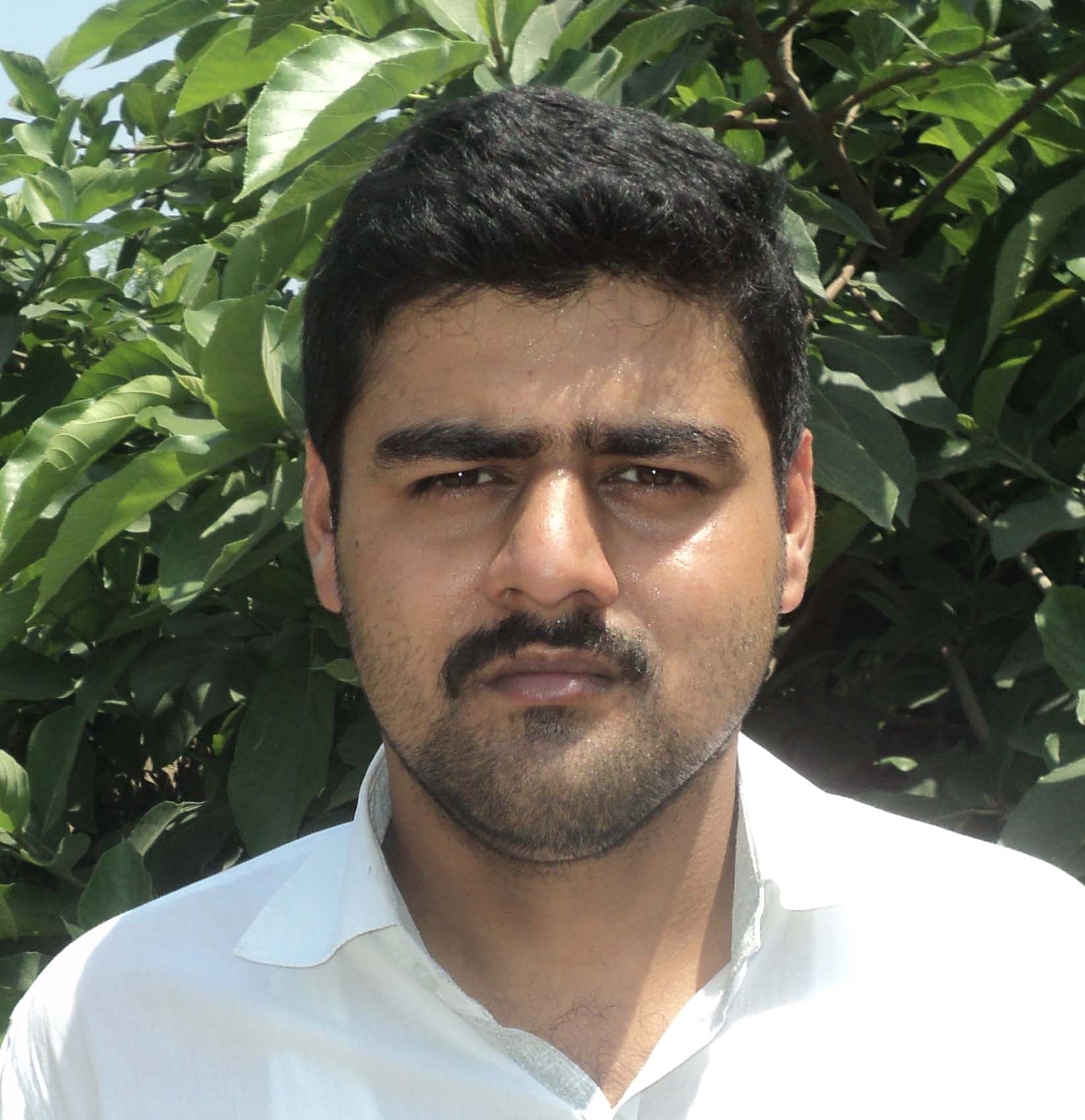 पेड़ के नीचे दबकर घायल हुआ मनीष पेड़ के नीचे दबकर घायल हुआ मनीष