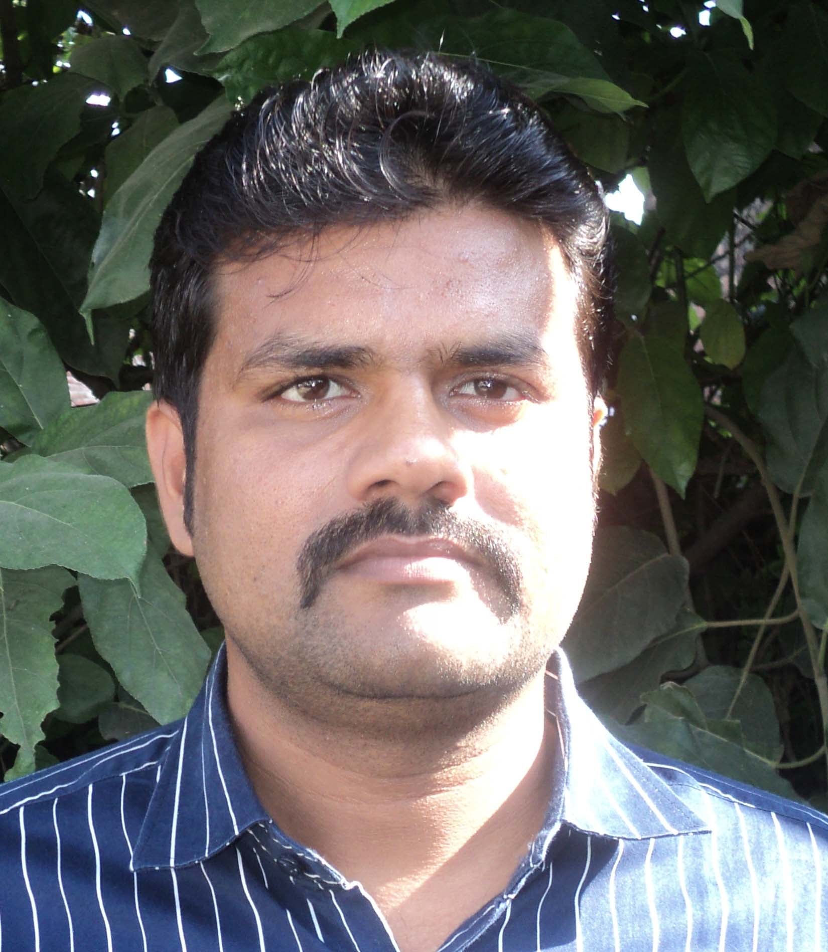 पेड़ के नीचे दबकर घायल हुआ मनीष पेड़ के नीचे दबकर घायल हुआ मनीष