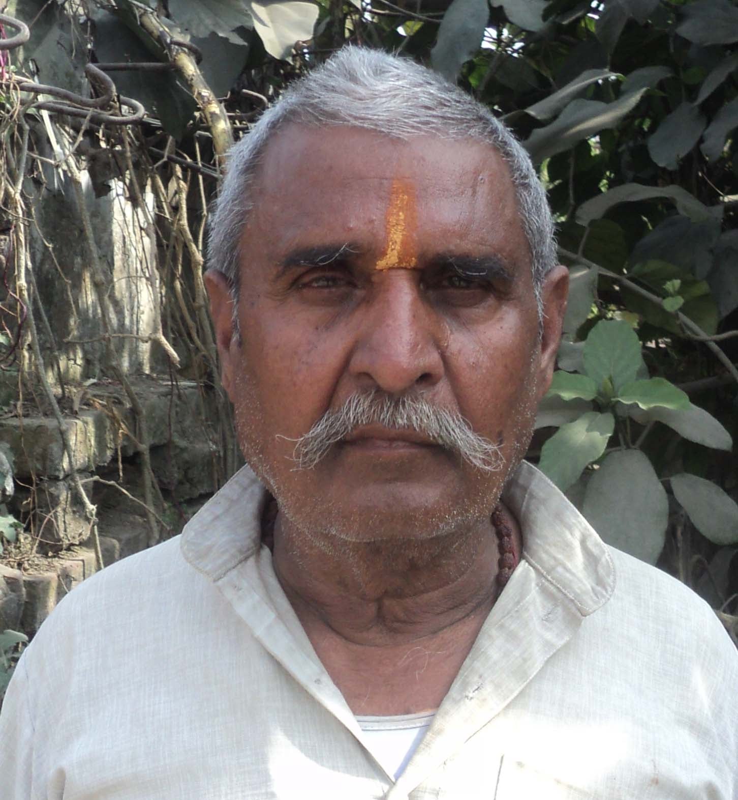 पेड़ के नीचे दबकर घायल हुआ मनीष पेड़ के नीचे दबकर घायल हुआ मनीष