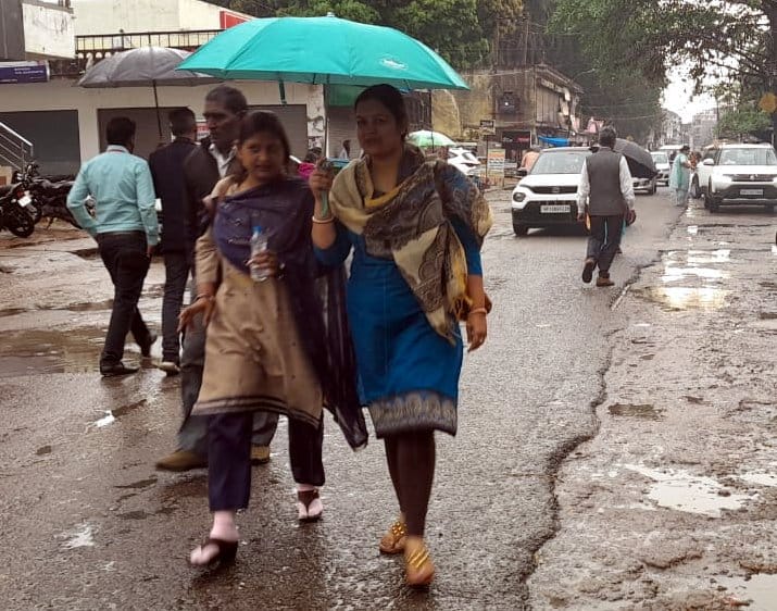 पेड़ के नीचे दबकर घायल हुआ मनीष पेड़ के नीचे दबकर घायल हुआ मनीष