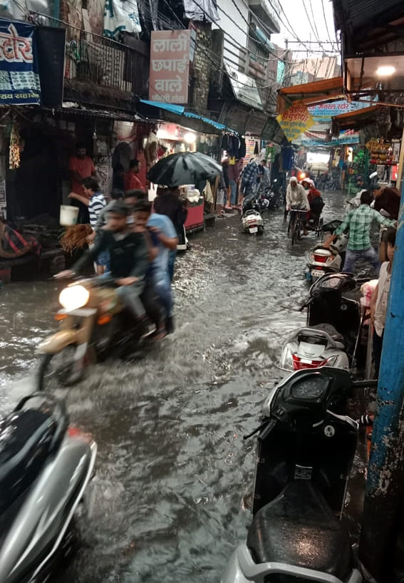 सहारनपुर में बरसात के दौरान पाताल नगर में घरो में भरा पानी निकालते परिवार सहारनपुर में बरसात के दौरान पाताल नगर में घरो में भरा पानी निकालते परिवार