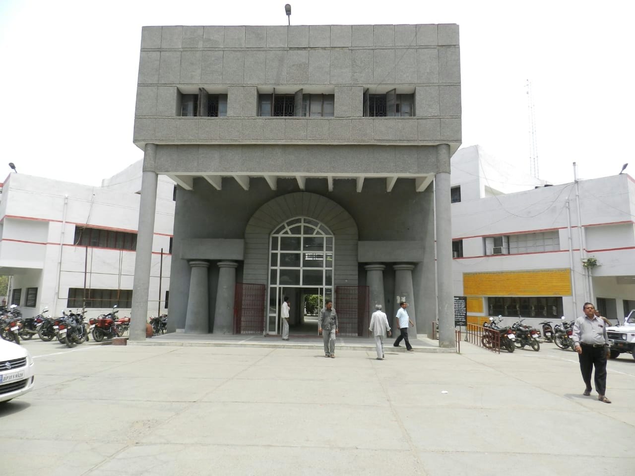 सर्विस स्टेशन पर गाड़ी धुलता कर्मी
