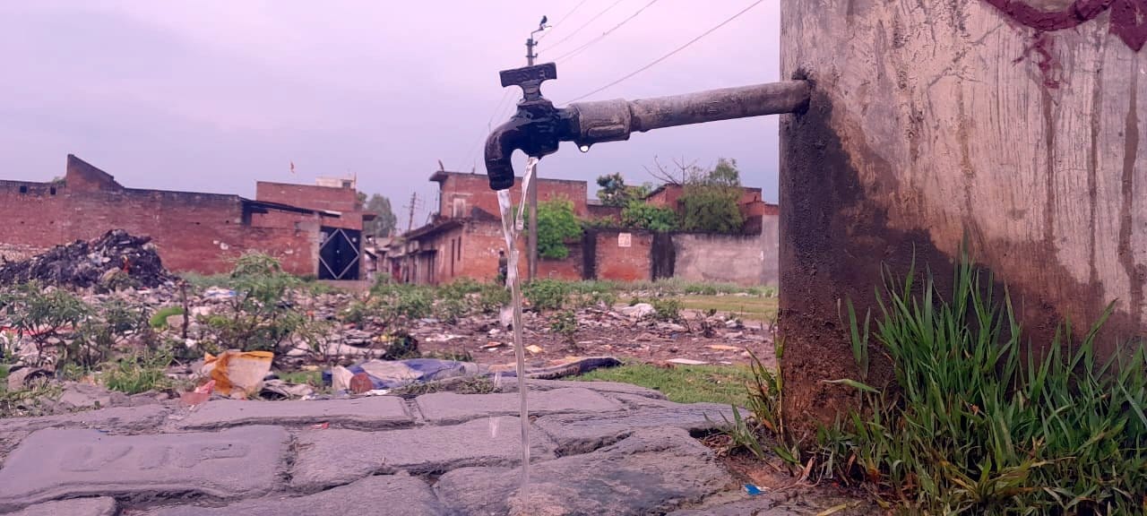 सर्विस स्टेशन पर गाड़ी धुलता कर्मी