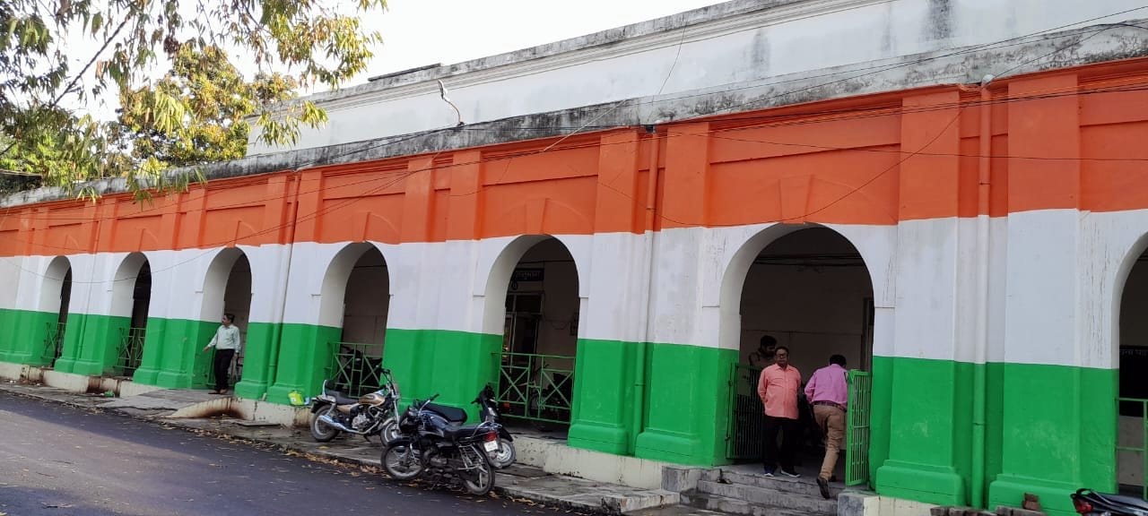 सर्विस स्टेशन पर गाड़ी धुलता कर्मी