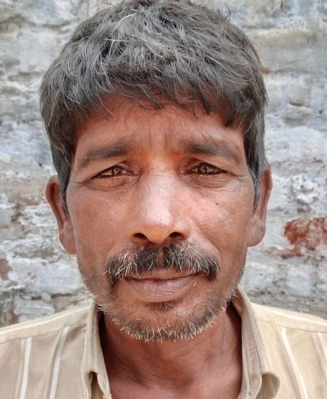 (22 बीडीएन-03)ओरछी में गिरी फसल के साथ खड़ा किसान।संवाद (22 बीडीएन-03)ओरछी में गिरी फसल के साथ खड़ा किसान।संवाद