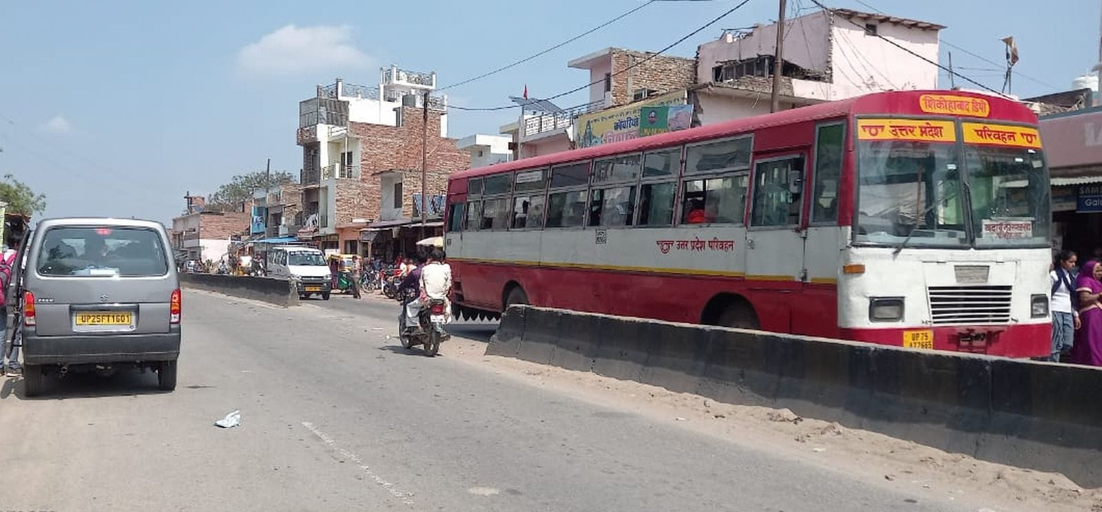 (22 बीडीएन-12)बिनावर चौराहे पर लगा जाम।संवाद (22 बीडीएन-12)बिनावर चौराहे पर लगा जाम।संवाद