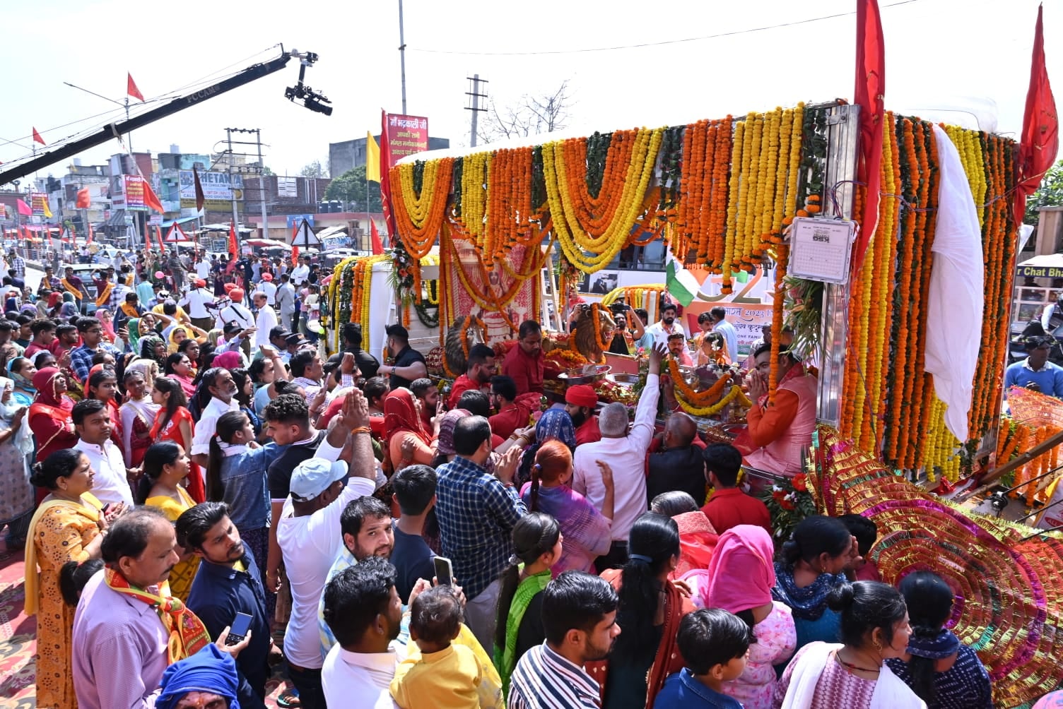 कुरुक्षेत्र। श्री देवीकूप भद्रकाली मंदिर की तरफ से निकाली गई शोभा यात्रा के शुभारंभ से पहले कन् कुरुक्षेत्र। श्री देवीकूप भद्रकाली मंदिर की तरफ से निकाली गई शोभा यात्रा के शुभारंभ से पहले कन्