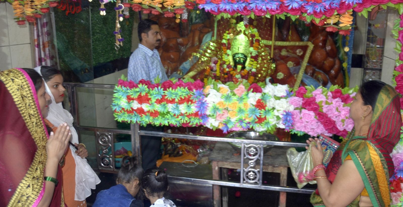नवरात्र के पहले दिन बिल्सी के हनुमानगढ़ी मंदिर पर माता का जलाभिषेक करते भक्त। संवाद