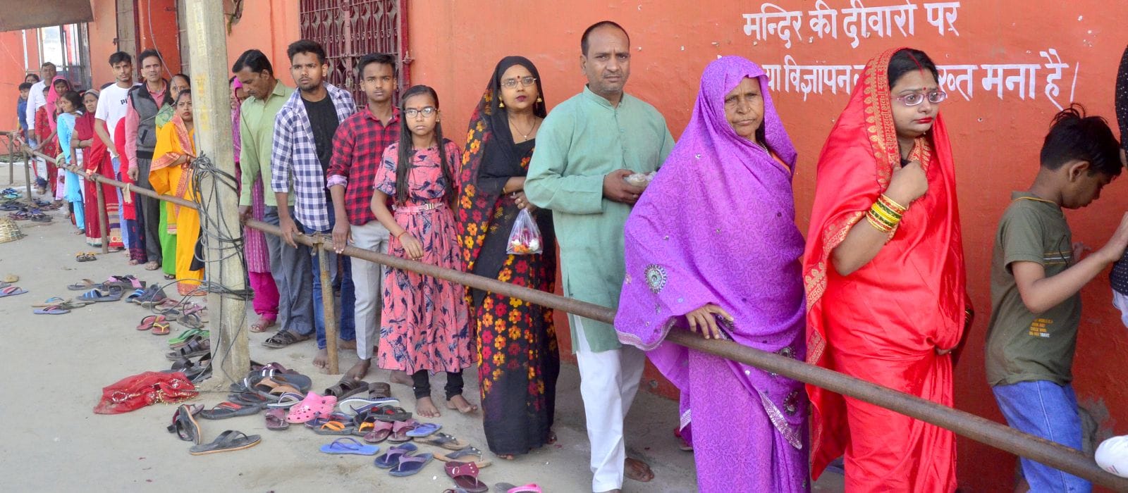 नवरात्र के पहले दिन बिल्सी के हनुमानगढ़ी मंदिर पर माता का जलाभिषेक करते भक्त। संवाद