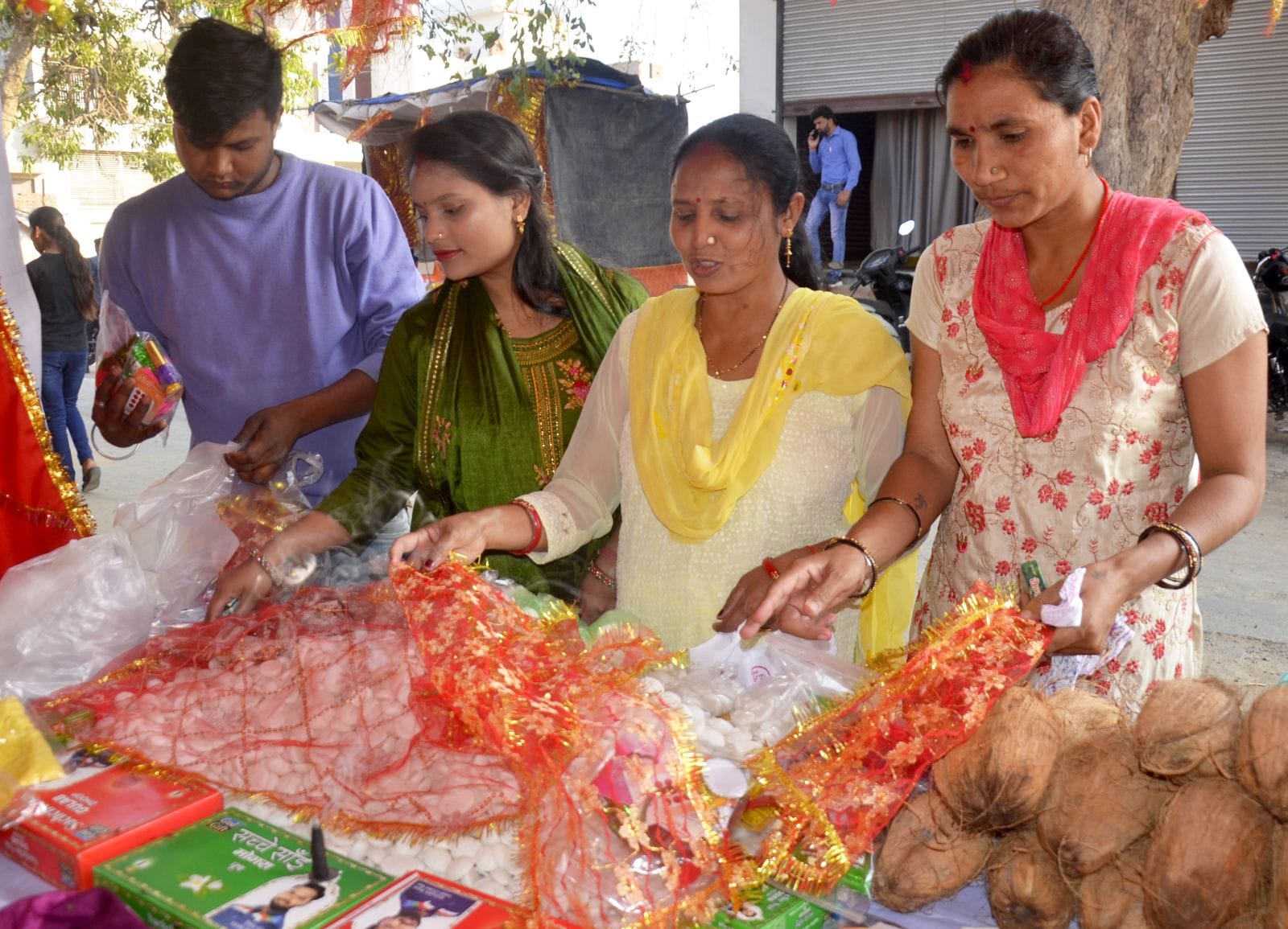 नवरात्र के पहले दिन बिल्सी के हनुमानगढ़ी मंदिर पर माता का जलाभिषेक करते भक्त। संवाद