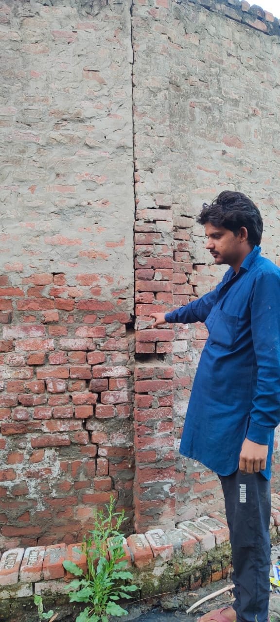 बागपत की कश्यप कॉलोनी में क्षतिग्रस्त हुई घर की छत दिखाता युवक मोहित बागपत की कश्यप कॉलोनी में क्षतिग्रस्त हुई घर की छत दिखाता युवक मोहित
