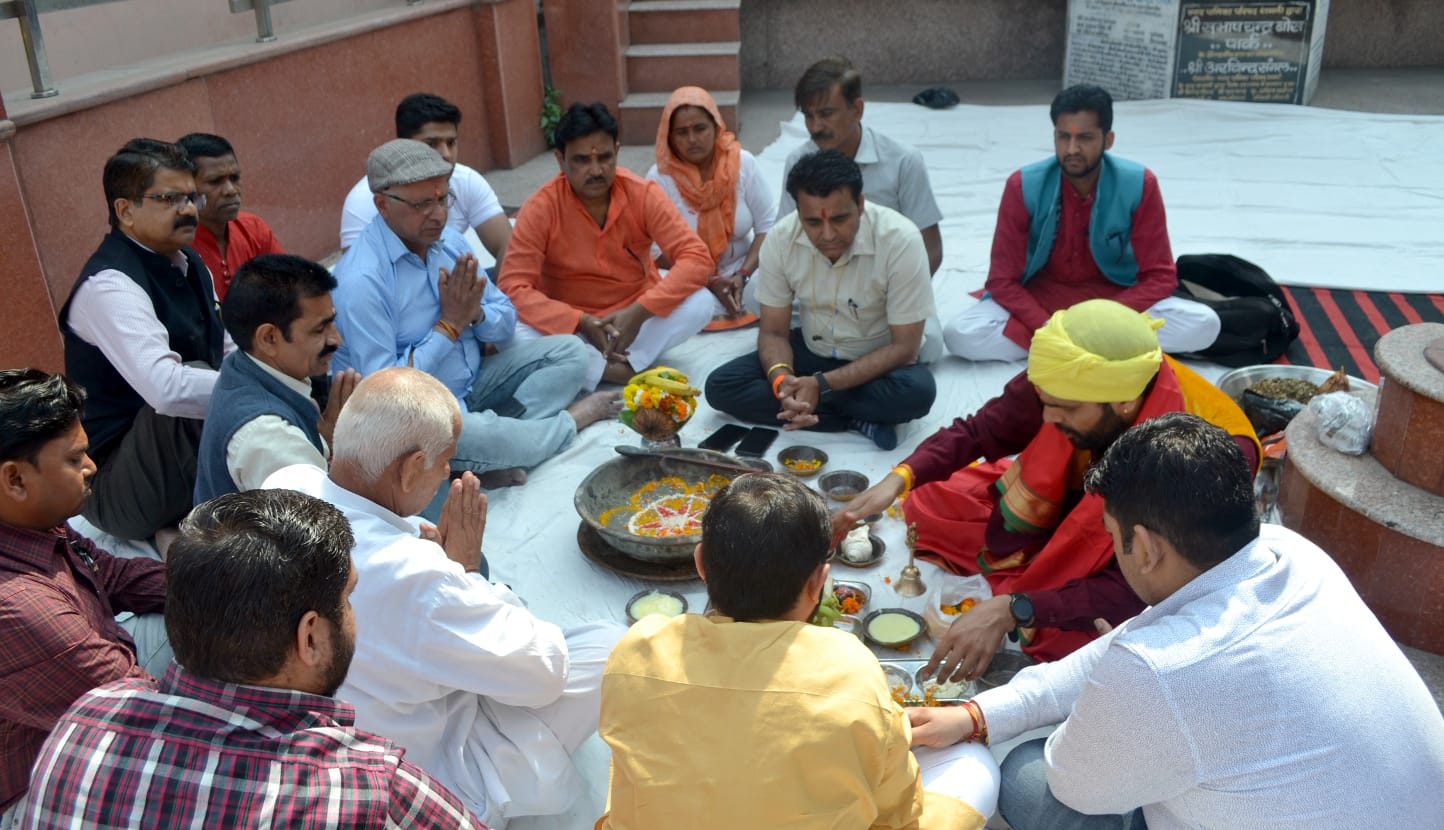 कांधला शीतला माता मंदिर में पूजन करती महिला कांधला शीतला माता मंदिर में पूजन करती महिला