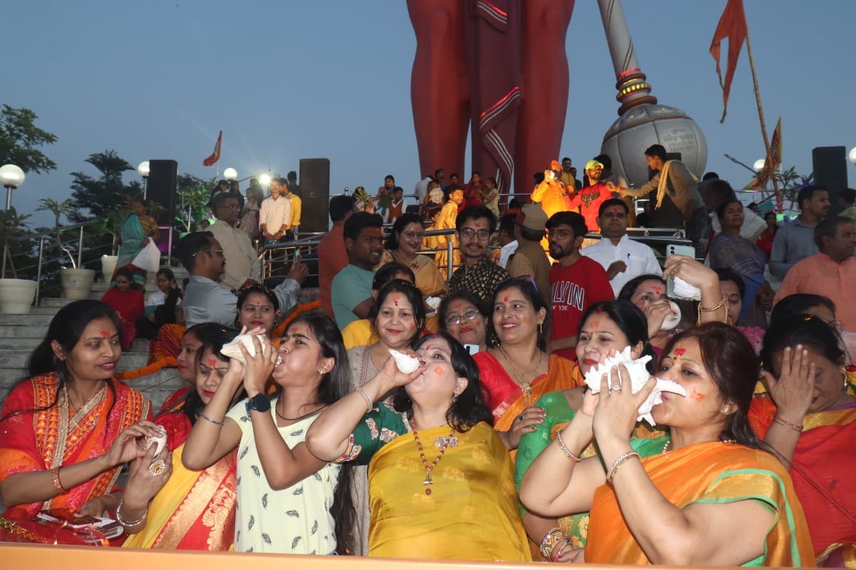शाहजहांपुर में भारतीय नव वर्ष पर निकाली गई शोभा यात्राा में डमरु बजाते भगवा सुंदर कांड समिति का शाहजहांपुर में भारतीय नव वर्ष पर निकाली गई शोभा यात्राा में डमरु बजाते भगवा सुंदर कांड समिति का
