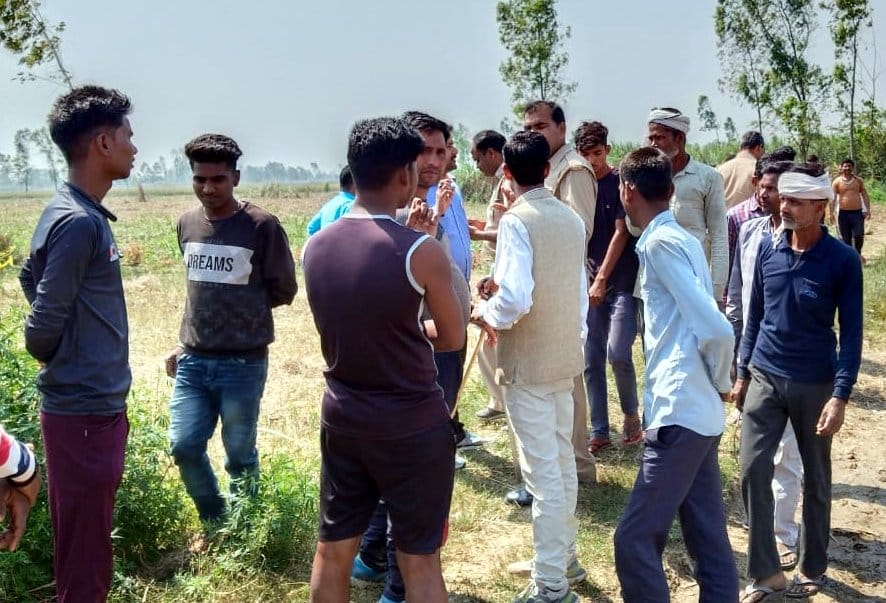 बाघ की निगरानी में लगी वन कर्मियों की टीम और मौके पर जमा भीड़ बाघ की निगरानी में लगी वन कर्मियों की टीम और मौके पर जमा भीड़