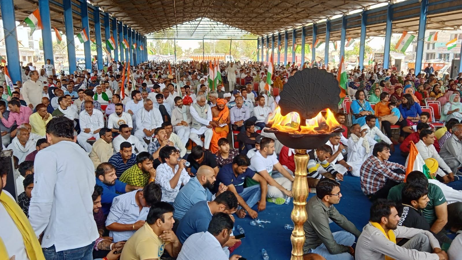 फोटो 40- गोहाना की नई अनाज मंडी में विभिन्न संगठनों की ओर से आयोजित कार्यक्रम में मौजूद लोग। सं