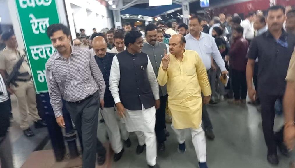 फोटो :46: सोनीपत रेलवे स्टेशन पर रेल, कोयला एवं खान राज्य मंत्री राव साहिब पाटिल दानवे, वित्त र फोटो :46: सोनीपत रेलवे स्टेशन पर रेल, कोयला एवं खान राज्य मंत्री राव साहिब पाटिल दानवे, वित्त र