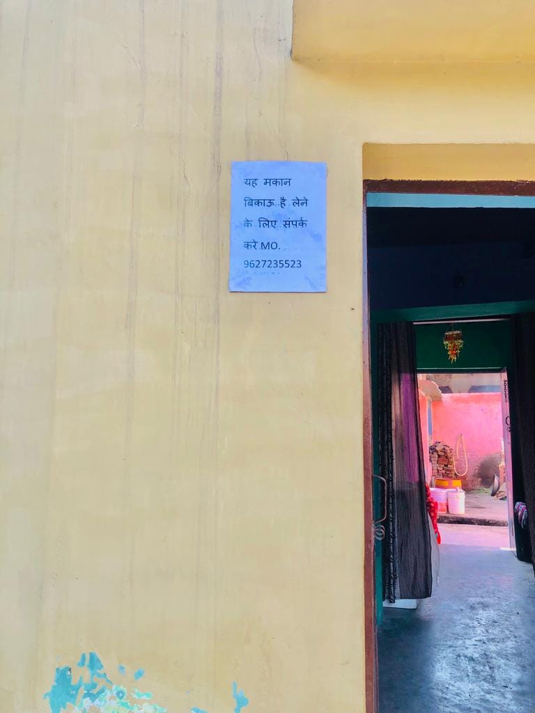 मुंडेट कलां गांव में घरों पर चिपके पोस्टर।